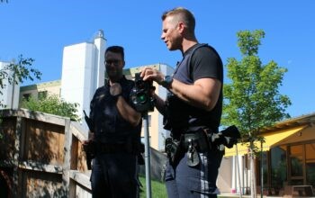 Polizisten mit Ampel